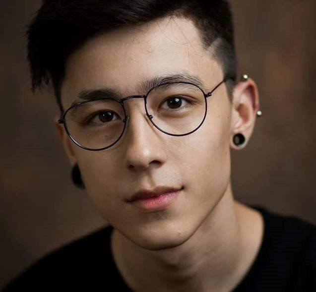 Mới đây, loạt ảnh của một hot boy lai Tây bất ngờ gây chú ý trên mạng. Chỉ sau ít giờ xuất hiện tại diễn đàn, các bức hình nhận được hơn 30.000 like (thích), 1.000 chia sẻ, và hàng trăm bình luận khen ngợi cũng như tìm kiếm thông tin về hot boy này.