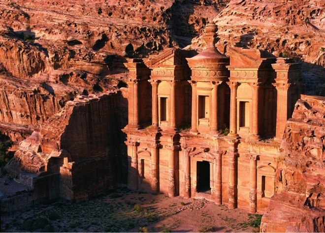 Petra (Jordan): được biết đến như "một thành phố hoa hồng đỏ với tuổi đời bằng một nửa độ dài của thời gian", đây là địa điểm du lịch lớn nhất ở Jordan và cũng là một trong những viên ngọc của văn hóa cổ đại. Petra là kinh thành của vương quốc Nabataean. Được che giấu bởi các vách đá nhô cao và cung cấp nước bởi một con suối quanh năm không cạn, Petra không chỉ có những lợi thế của một pháo đài mà còn kiểm soát các luồng thương mại chủ yếu kết nối Trung Quốc, Ấn Độ, Ảrập với Ai Cập, Hy Lạp, và Rome.