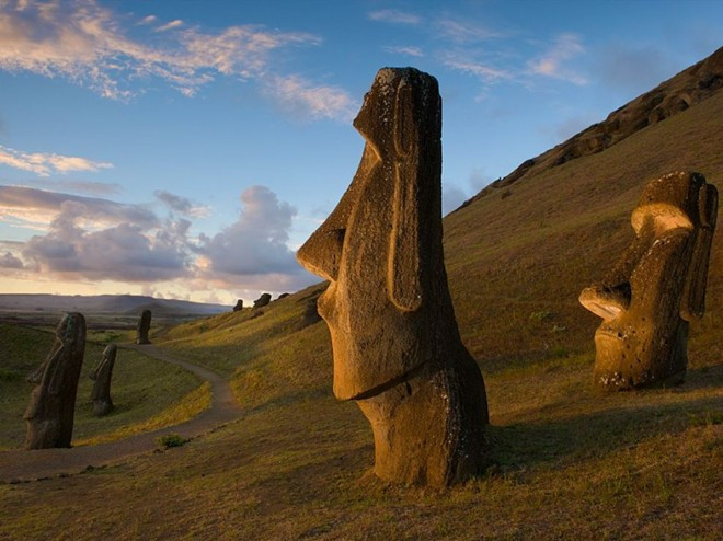Đảo Easter (Chile): Là một trong những hòn đảo bị cách ly nổi tiếng với những bức tượng Moai do người Polynesia chạm khắc những năm 1250 – 1500 sau công nguyên. Tất cả các bức tượng đều được chế tạo từ đá nguyên khối, có nghĩa được tạc từ một tảng duy nhất. Moai lớn nhất từng được dựng lên là "Paro", cao tới 10 m và nặng 75 tấn. Một bức tượng được tìm thấy ở tình trạng chưa hoàn thành cao tới 21 m và nặng 270 tấn.