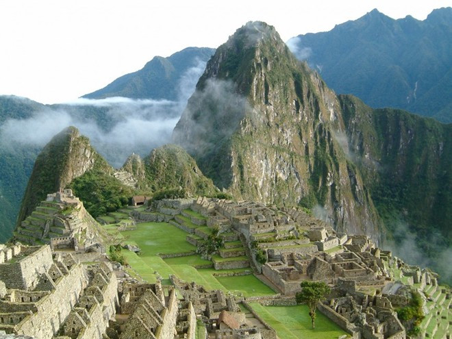 Machu Picchu (Peru): còn gọi là “thành phố đã mất của người Inca”, được phát hiện năm 1911 bởi nhà khảo cổ học người Hawaii Hiram Bingham. Trong nhiều thế kỷ, nơi đây ẩn lấp trong thung lũng Urubamba. Machu Picchu hoàn toàn không thể nhìn thấy từ bên dưới. Người dân trước kia sống bằng nguồn suối tự nhiên chảy qua thành phố. Trước năm 1911, chỉ người địa phương biết đến di tích này. Người Inca xây dựng nên từ năm 1450, sau đó bị bỏ quên cả thế kỷ do người Tây Ban Nha chinh phục. Thành phố này nằm cách mực nước biển 2430 m, cao gần gấp 3 lần tòa tháp cao nhất thế giới.
