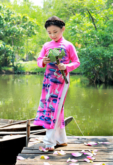 Cô bé nhỏ nhắn, đáng yêu này cũng đang chạm tay rất gần đến ngôi vị quán quân của chương trình. Có không ít người hâm mộ yêu mến Nghi Đình đã gọi em là "thần tượng tương lai".