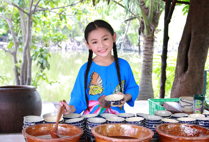 NSND Thu Hiền và ca sĩ Quang Linh - hai giám khảo của chương trình đã vô cùng ngỡ ngàng đến xúc động khi nghe Nghi Đình cất giọng hát. NSND Thu Hiền đã phá lệ dành rất nhiều lời khen tặng cho giọng ca 7 tuổi này.