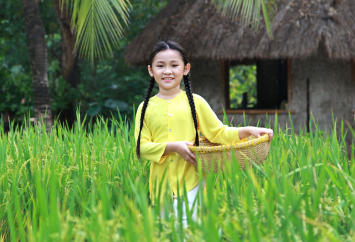 Phần ghi hình ca khúc Bún riêu cua đồng của Nghi Đình đã nhanh chóng đạt mốc 9 triệu lượt xem trên kênh Youtube. Đây là con số đáng nể mà có rất ít ca sĩ chuyên nghiệp nào đạt được.
