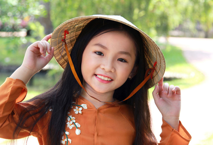 Bố mẹ của Nghi Đình bật mí, ngoài đời em là một cô bé rất năng động, đáng yêu. Nhưng mỗi khi tiếp xúc với âm nhạc bé rất nghiêm túc và học hỏi rất nhanh.