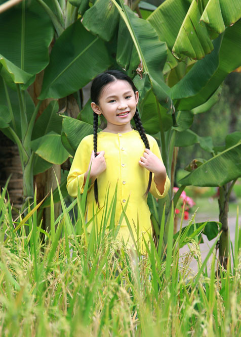 Sau khi thể hiện ca khúc Bún riêu cua đồng ở sân chơi Thần tượng tương lai nhí, cô bé dân ca Nghi Đình nhanh chóng trở thành hiện tượng mới trong làng nhạc vì chất giọng trong sáng, ngọt ngào đầy tình cảm của mình.