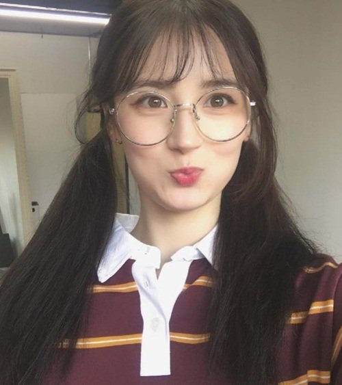 Svetlana cũng được cho rằng có vẻ đẹp là giống rất nhiều thần tượng Hàn. Ở mỗi góc chụp, cô lại giống những minh tinh khác nhau. Bởi vậy có bình luận cho rằng cô chính là 'nữ thần không góc chết'.