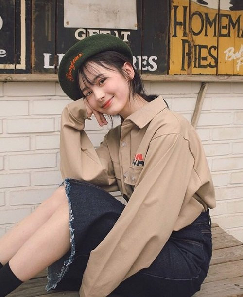 Gu ăn mặc và kiểu tóc rất Hàn Quốc.