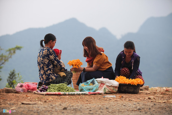 Từ Hà Giang, chúng tôi thuê xe máy để đến thị trấn Đồng Văn. Cung đường Hà Giang - Quản Bạ - Yên Minh - Đồng Văn dài khoảng 140 km, chủ yếu là đường đèo uốn lượn quanh những vách núi cheo leo. Khung cảnh hùng vĩ, nên thơ nhưng cũng nguy hiểm nếu gặp thời tiết xấu.