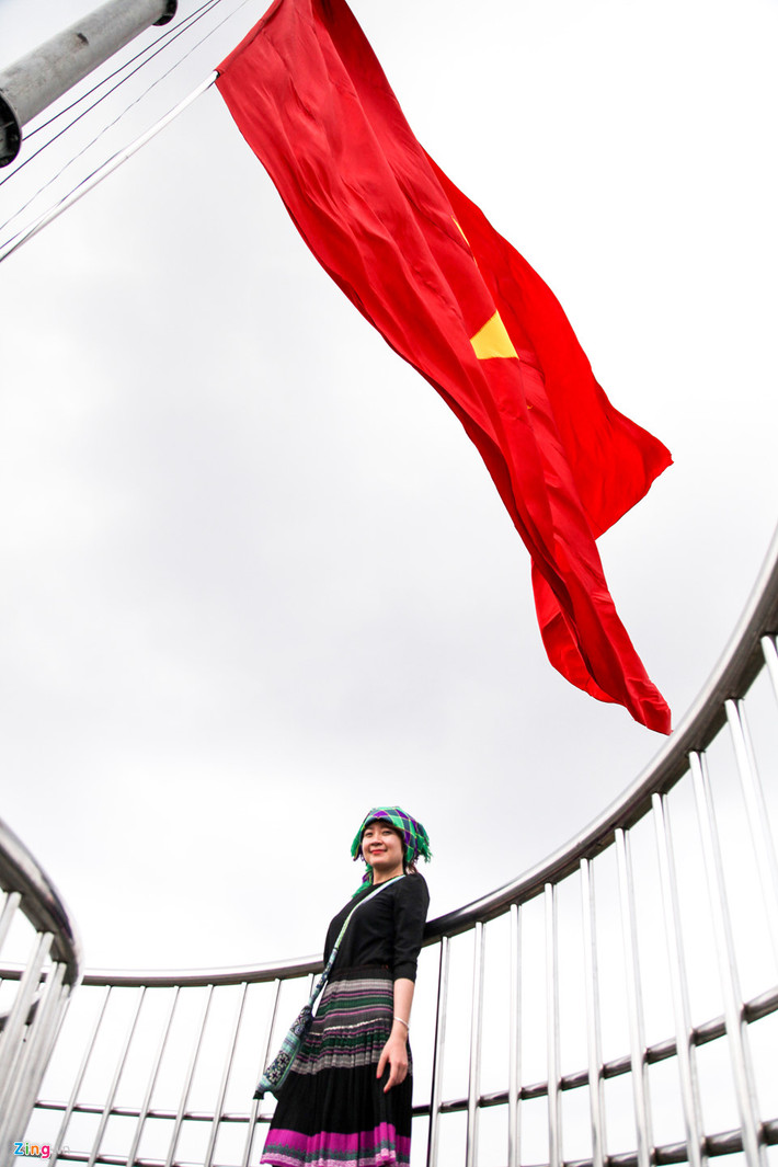 Đường đến cột cờ Lũng Cú không quá khó. Đến Hà Giang, bạn có thể không đi dinh thự vua Mèo, không đến phố cổ Đồng Văn nhưng nhất định phải đến cột cờ Lũng Cú. Đứng trên cột cờ nhìn xuống mới thấy hết khung cảnh hùng vĩ, nên thơ nơi địa đầu tổ quốc.