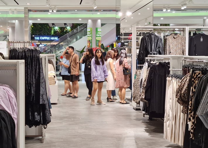 Dù chưa áp dụng chương trình ưu đãi dịp Black Friday, nhưng vẫn có khá nhiều tín đồ của H&M tham quan, mua sắm tại cửa hàng này.
