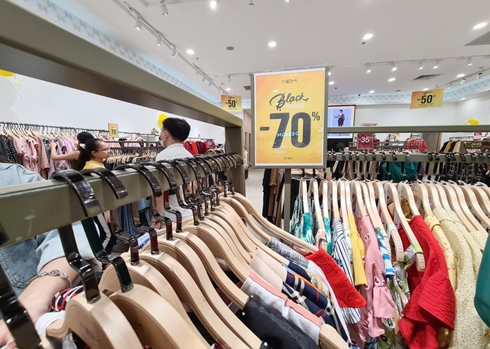 Một số sản phẩm khác được NEM áp dụng ưu đãi kịch sàn tới 70% nhân dịp Black Friday. Ngoài các cửa hàng, trên website chính thức của thương hiệu này cũng thông báo các khuyến mại để khách hàng nắm được.