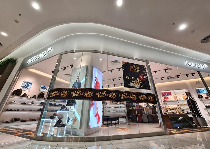 Black Friday là ngày thứ sáu cuối cùng của tháng 11 hằng năm. Năm nay, dù 27/11 mới là ngày Black Friday, nhưng từ tuần trước, nhiều cửa hàng giày dép thời trang, quần áo của các thương hiệu nổi tiếng nằm trong một trung tâm thương mại trên địa bàn quận Hà Đông (Hà Nội) đã nhanh chóng áp dụng chương trình Sale off từ 30% - 50%/sản phẩm để thu hút thượng đế.