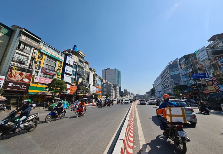 Ngày 9/11, Hà Nội đã đưa đoạn đường vành đai 2 trên cao (Ngã Tư Vọng - Ngã Tư Sở) vào khai thác với kỳ vọng sẽ giải quyết tình trạng ùn tắc trên đường Trường Chinh.