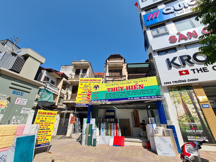 Tương tự, ngôi nhà tại 268 Trường Chinh có dạng hình thang, diện tích mặt tiền chỉ hơn 3m, chiều sâu từ 1 đến hơn 2m, nhưng vẫn được chủ đất xây dựng kiên cố để làm nơi buôn bán vật liệu nội thất.