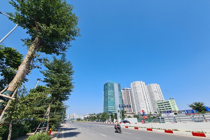 Đường Nguyễn Văn Huyên kéo dài chạy qua địa bàn 3 phường gồm: Nghĩa Đô (quận Cầu Giấy), Xuân La (quận Tây Hồ), Xuân Đỉnh (quận Bắc Từ Liêm) do Ban Quản lý đầu tư và xây dựng khu đô thị mới Hà Nội làm chủ đầu tư với tổng kinh phí gần 40 tỷ đồng.