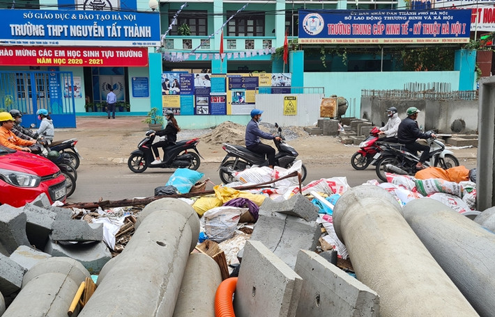 Đủ thứ rác thải vứt bừa bãi, nằm xen lẫn với cống thoát nước đặt tại khu vực dự án.