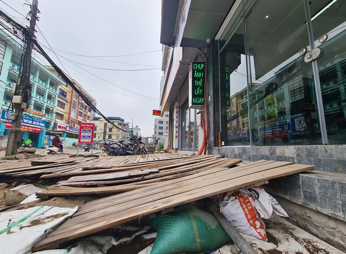 Không chỉ người đi đường, những người dân sống dọc hai bên tuyến phố Vũ Trọng Phụng cũng đang bị ảnh hưởng rất lớn bởi dự án rùa bò.