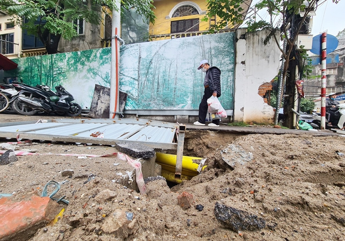 Những người lớn tuổi di chuyển qua khu vực phải đi rất chậm, quan sát rất kỹ, chỉ cần sẩy chân có thể bị ngã bất cứ lúc nào.
