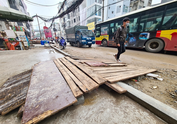 Trời mưa, người dân đi trên chiếc cầu gỗ như thế này trượt chân cái sẽ ngã luôn.