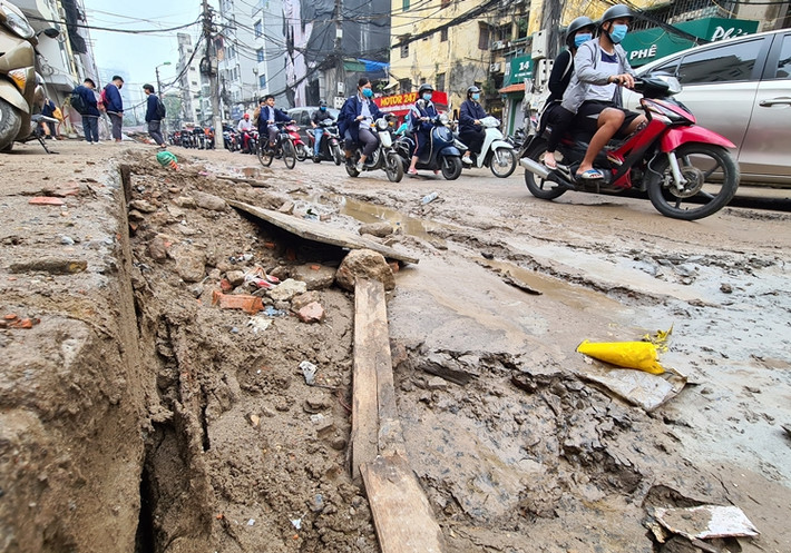 Khu vực này tiếp giáp với nhiều trường học và nhiều tòa chung cư nên hằng ngày lưu lượng phương tiện qua lại rất đông đúc.