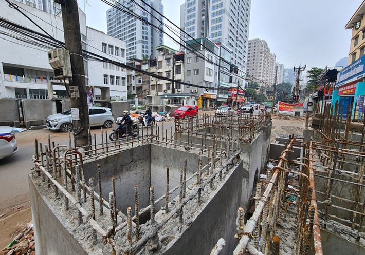 Trong khi đó, dọc hai bên vỉa hè của tuyến phố vật liệu xây dựng cũng tập kết ngổn ngang gây mất mỹ quan, thanh sắt chìa ra tiềm ẩn nguy hiểm cho người tham gia giao thông.