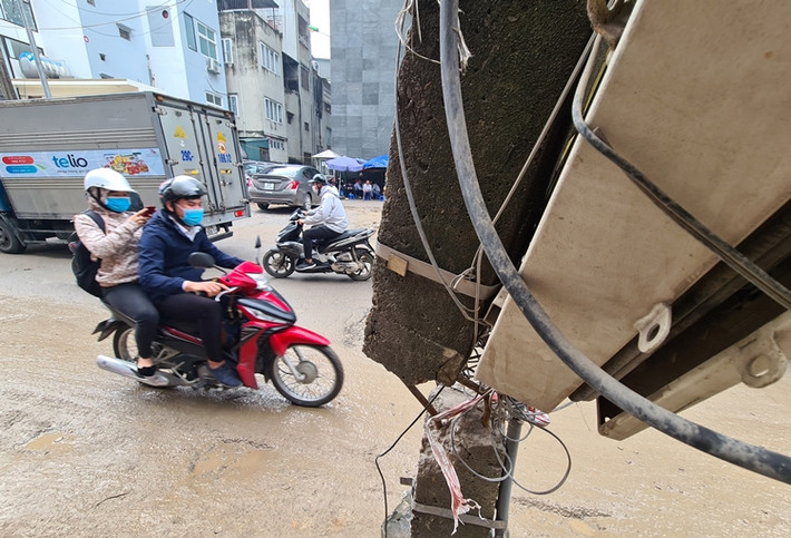 Cột điện gãy “trơ” khung sắt, có thể đổ đè người đường bất cứ lúc nào.