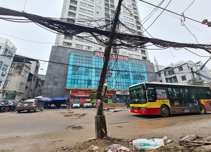 Việc thi công dự án còn khiến nhiều dây điện, dây thông tin bị đứt. Đáng nói, một số cột điện hiện bị gãy ngang, nhưng không được sửa chữa.