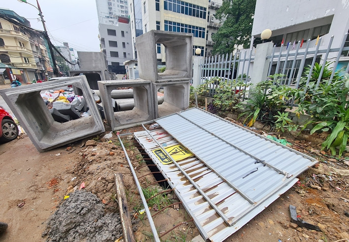 Nhiều hố ga lớn hình thành trong quá trình thi công dự án chỉ được che chắn tạm bợ.