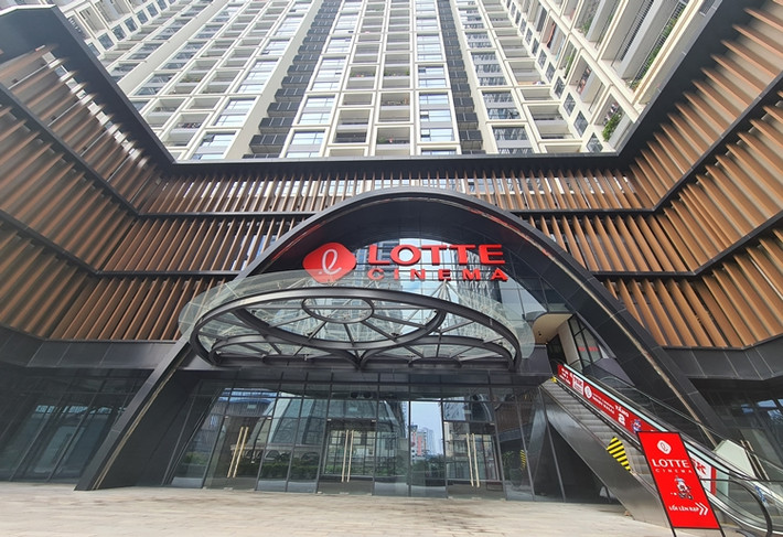 Ghi nhận của PV chiều ngày 25/11 cho thấy, ngoài việc “lùa” dân vào ở trái quy định, dự án Hinode City của Vietracimex còn đang cho Lotte Cinema - chuỗi rạp chiếu phim tại Việt Nam thuê tầng 2, tòa Sachi để phục vụ hoạt động kinh doanh.