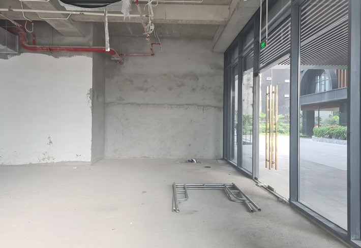 Các tầng thương mại còn lại đang rục rịch thi công để chuẩn bị cho thuê.