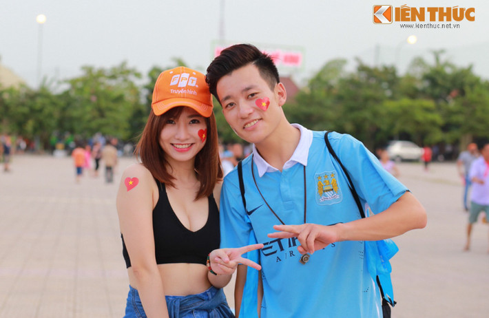 Dù 20h trận đấu mới diễn ra nhưng từ chiều, cảnh tượng đông vui đã xuất hiện bên ngoài sân Mỹ Đình. Các fan Man City, những người đã có vé vào sân đều tỏ ra rất hào hứng khi sắp được ngắm những thần tượng của mình trên sân cỏ.