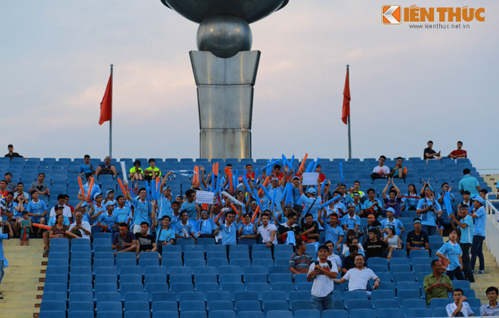 Còn khoảng 1 tiếng rưỡi trận giao hữu giữa ĐT Việt Nam và Man City mới diễn ra, nhưng các CĐV Man xanh bắt đầu vào trong sân và dần phủ xanh, đỏ các khán đài chính.
