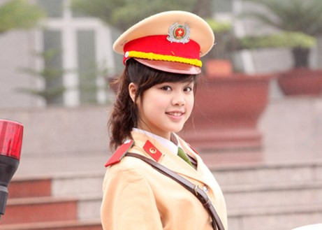 Cô bạn không bao giờ so sánh công việc của mình với những đồng nghiệp khác, không bao giờ kể lể về những khó khăn mình đã trải qua. Vì đơn giản, theo Nhung thì công việc điều tiết giao thông của cô không thấm tháp gì so với những chiến sĩ công an, cảnh sát hình sự, trinh sát phải đấu tranh với các tội phạm nguy hiểm hàng ngày.