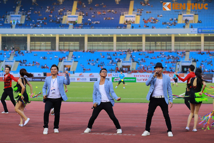 Nhóm MTV xuất hiện dưới đường pitch sân Mỹ Đình góp vui bằng những ca khúc sôi động trước giờ các cầu thủ thi đấu.
