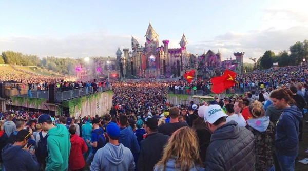 Trong một biển người ở Tomorrowland, thỉnh thoảng hình ảnh lá cờ Việt Nam tung bay được máy quay ghi lại cũng khiến nhiều bạn trẻ Việt nức lòng, tự hào. Trên các fanpage của Tomorrowland, fan Việt Nam thường xuyên thể hiện mong ước một ngày nào đó sự kiện âm nhạc lừng danh này sẽ diễn ra ở đất nước hình chữ S hoặc ước mơ một ngày có thể mang cờ Tổ quốc đi nhuộm đỏ trời Âu.