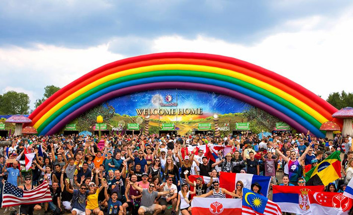 Khung cảnh hoành tráng tại cổng chào Tomorrowland, nơi các tín đồ EDM từ khắp các quốc gia tụ hội, giơ cao lá cờ Tổ quốc của mình và giao lưu với nhau thông qua âm nhạc.
