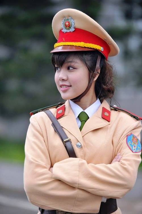 Hồng Nhung từng lọt vào Top 16 chung kết Gương mặt Sinh viên Việt Nam năm 2011. Điều này càng chứng tỏ nhiều hơn sự tự tin và sức hấp dẫn của hot girl CSGT, cũng như thiện cảm mà cô tạo ra với những người xung quanh.