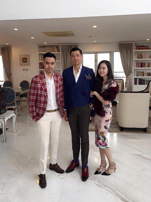 Thiếu gia tập đoàn Tân Hoàng Minh - Đỗ Hoàng Minh (Denis Do) khiến rất nhiều người choáng ngợp với gia thế cực khủng cùng những món hàng hiệu đẳng cấp giá cao ngất trời. Denis từng tiết lộ bộ sưu tập đồng hồ toàn hàng khủng của mình trên mạng xã hội khiến nhiều người 'tròn mắt' ngưỡng mộ. Có thể đếm được hàng chục chiếc siêu đồng hồ trên với giá trị từ 1 đến 10 tỉ. Chúng đều là những thương hiệu lâu đời và đắt giá nhất thế giới: Richard Mille, Preguet, Ptek Philippe, Hublot...