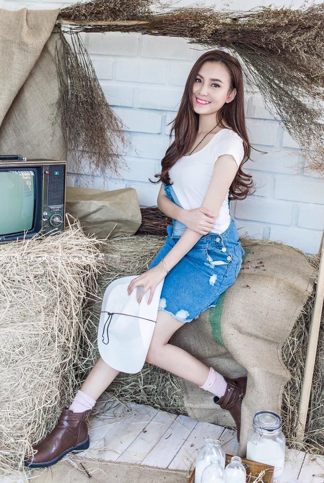 Cùng ngắm nụ cười ngọt ngào của Vy Quách trong bộ ảnh nữ cao bồi mới được chia sẻ trên trang xã hội. Từng hợp tác làm mẫu ảnh cho rất nhiều hãng thời trang nhưng lần này hóa thân thành nàng nữ cao bồi xinh đẹp dường như Vy Quách đã mang tới hình ảnh khác lạ.