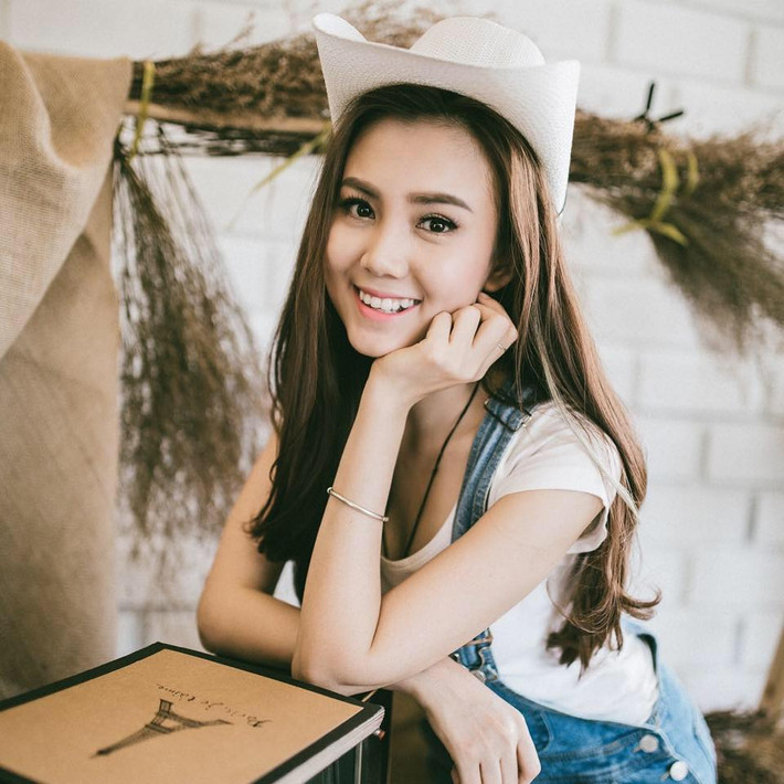 Với khung cảnh cổ điển nhẹ nhàng của một nông trại, Vy Quách nổi bật cùng nụ cười tươi tắn, rạng ngời.