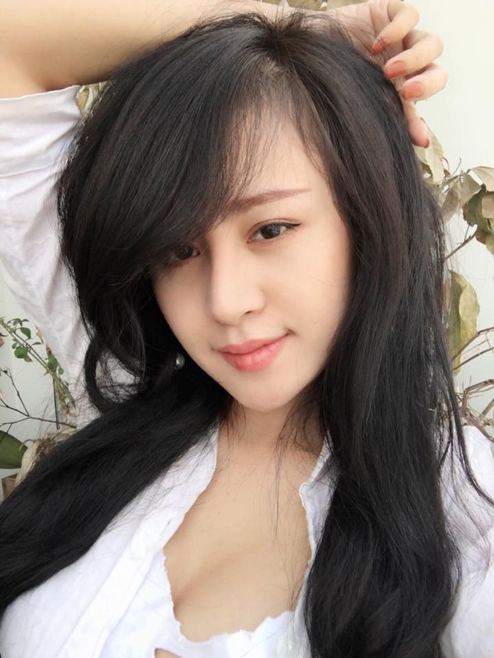 Nếu so với Bà Tưng gây ồn ào với sự ngông cuồng cách đây hơn 2 năm, Bà Tưng hay hot girl Huyền Anh hiện tại đã thực sự khác lạ và thay đổi. Cô gái trẻ giàu khát khao bước chân vào giới showbiz đang rất cố gắng, ngày ngày thể hiện bản thân và những tài năng tiềm ẩn của mình, mong muốn được công chúng đón nhận.