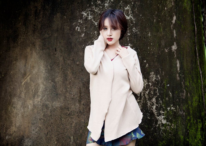 Hot girl Bà Tưng vừa chia sẻ bộ ảnh mới nhất trên trang cá nhân có hơn 2 triệu người theo dõi của mình. Khác với những bộ ảnh có phần cầu kỳ về việc xây dựng hình tượng thời gian gần đây, lần này Bà Tưng lại xuất hiện trong concept khá đơn giản, trẻ trung nhưng cũng không kém phần cuốn hút.
