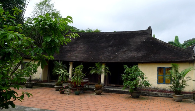 Tên gọi đầu tiên của làng Phước Tích là Phúc Giang, như mong muốn một vùng gần sông nước nhiều phúc lộc. Đến thời Tây Sơn, Phúc Giang được đổi thành Hoàng Giang, để nhớ đến dòng họ khai canh lập làng. Ảnh: Một nét đặc trưng ở Phước Tích là cấu trúc nhà vườn được ngăn cách bởi những hàng chè tàu xanh, thẳng tắp, gọn gàng.
