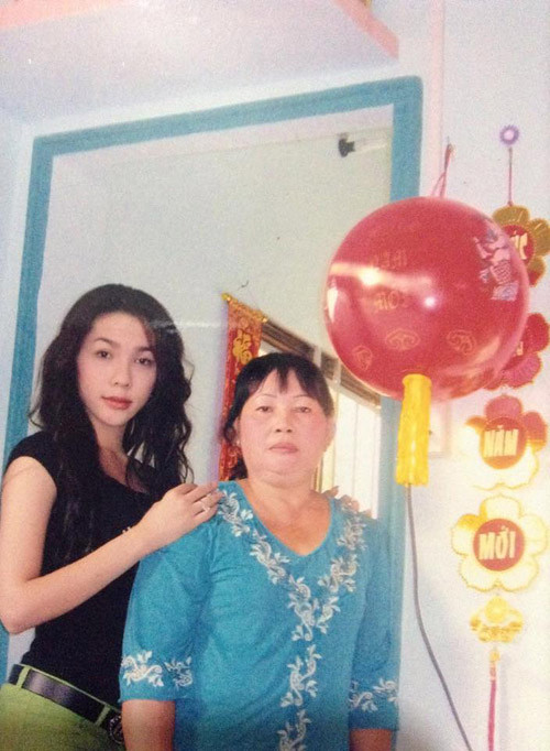 Dù đã có khuôn mặt khá xinh nhưng Hoàng My vẫn cho rằng chiếc mũi của mình "có vấn đề" nên đã nhờ đến dao kéo để làm mũi S-line. Nàng người mẫu chuyển giới còn không ngại công khai những hình ảnh trong quá trình sửa mũi nhiều đau đớn.