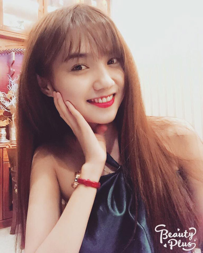 Đính kèm với bản giới thiệu đó là hình ảnh xinh đẹp khiến dân mạng ngỡ ngàng. Ái Thi có mái tóc dài óng mượt, làn da trắng nõn và nụ cười rạng rỡ. Tổng thể ngoại hình của cô nàng đều rất hài hòa và nữ tính.