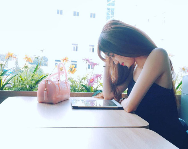 Tuy nhiên, phần nhiều dân mạng lại có ý kiến trái chiều về sự xuất hiện của cô gái này tại Bạn muốn hẹn hò. Nhiều người hiểu lầm Ái Thi muốn tìm bạn trai có hộ khấu Sài Gòn nên chỉ trích cô là người thực dụng.