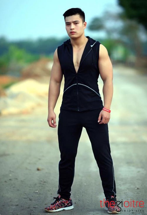 Nhờ sở hữu vẻ ngoài điển trai cực kỳ nam tính cùng body chuẩn nên Đức đã nhận được khá nhiều lời mời làm mẫu ảnh cho các shop thời trang thể thao có tiếng ở cả Hải Dương và Bắc Giang nơi anh chàng đang sống và làm việc.