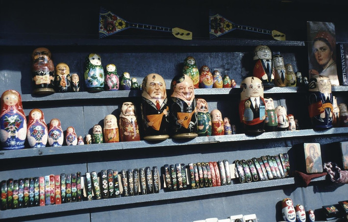 Búp bê matryoshka được bày bán tại một gian hàng ở chợ trời.
