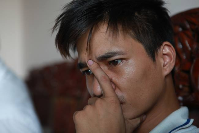 Sau khi thử sức với công việc kinh doanh, thành lập công ty nhưng tự nhận là không có chiến lược rõ ràng… Lệ Rơi – Nguyễn Đức Hậu đã lâm vào cảnh vỡ nỡ, thất bại hoàn toàn. Suốt thời gian qua, hoàn cảnh gia đình của Lệ Rơi ở quê Hải Dương trở nên khó khăn khiến anh chàng hiện tượng mạng cực hot một thời vô cùng lao tâm khổ tứ.