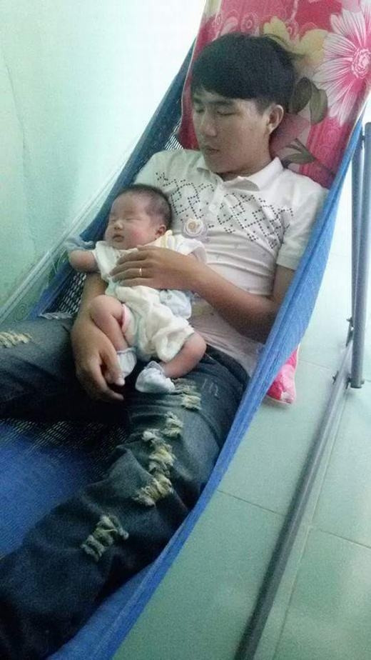 Cả 2 cha con không biết đang mơ gì trong giấc mơ?